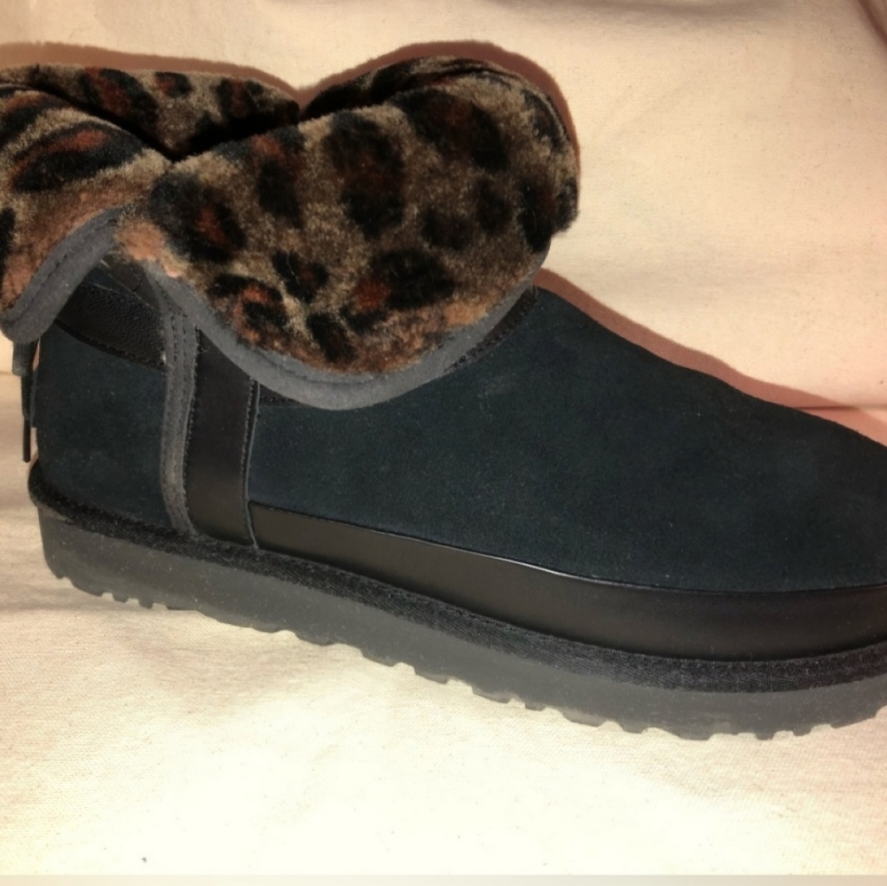 New UGG boots size 12 EU 43